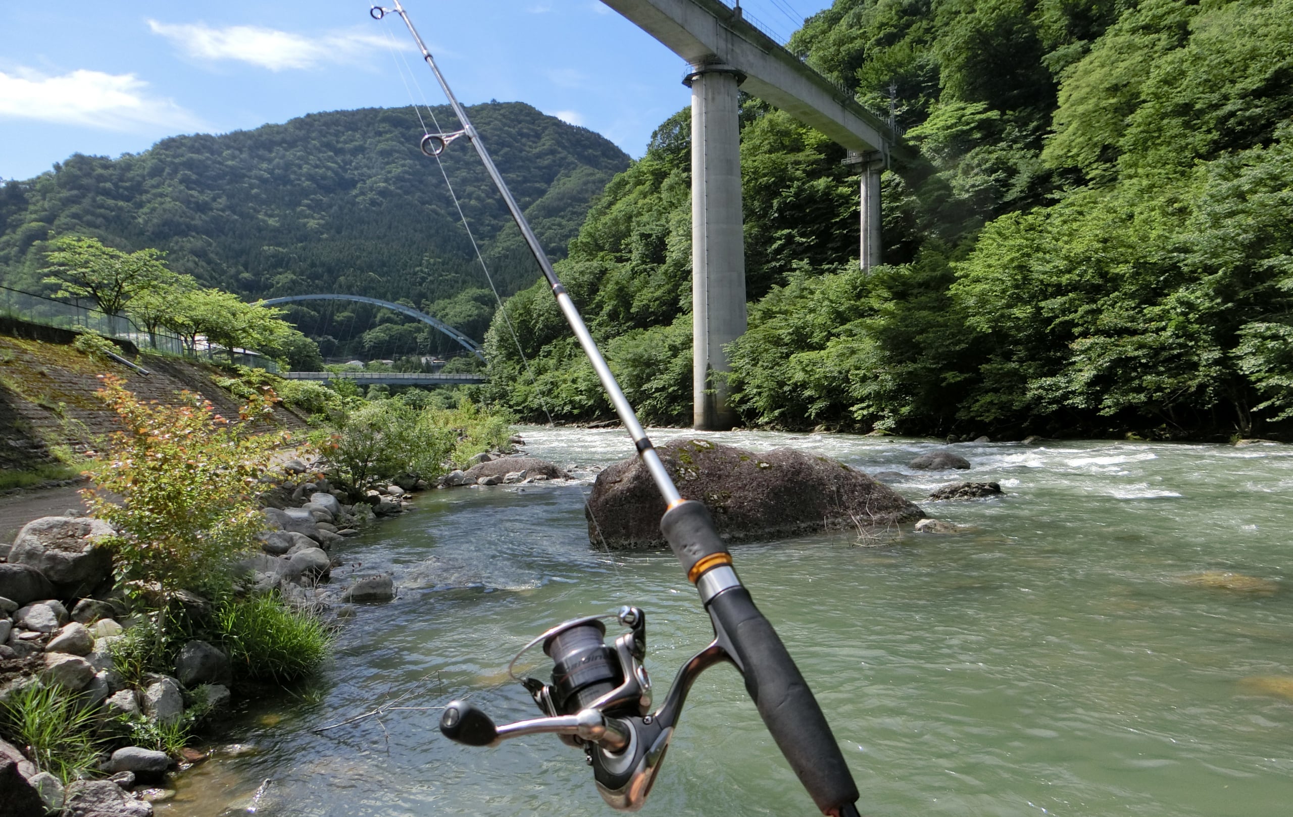 鬼怒川本流川治湯元駅近くニジマスポイント